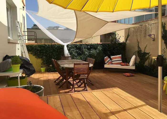 A 2 Pas De Et Commerces, Jardin & Parking 莱萨布勒-多洛讷