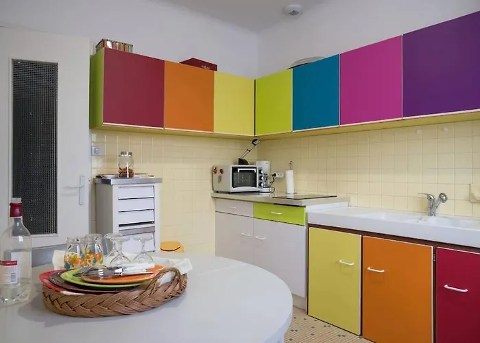 A 2 Pas De Et Commerces, Jardin & Parking 莱萨布勒-多洛讷