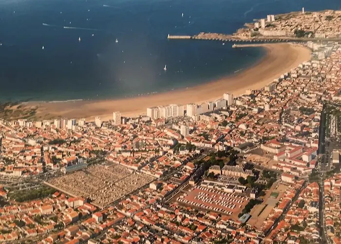 A 2 Pas De Et Commerces, Jardin & Parking 莱萨布勒-多洛讷